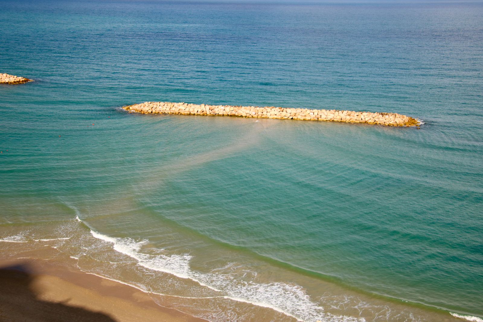 חוף נתניה — קו החוף, הים והשובר גלים ביום שמש